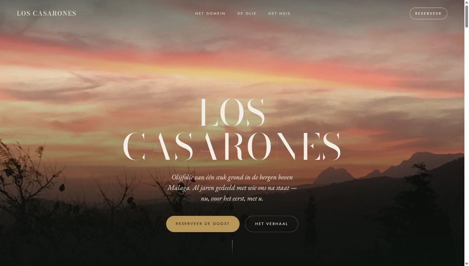 Gepubliceerde Los Casarones-website met een zonsondergang boven de bergen van Andalusië.